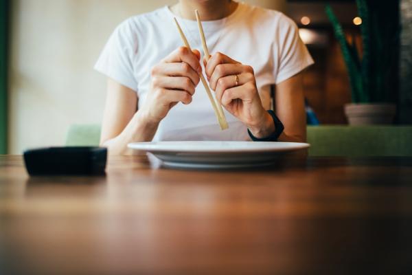 吃飯時怎麼坐和吃，才能避免嗆到？專家：掌握3重點，進食不誤嚥