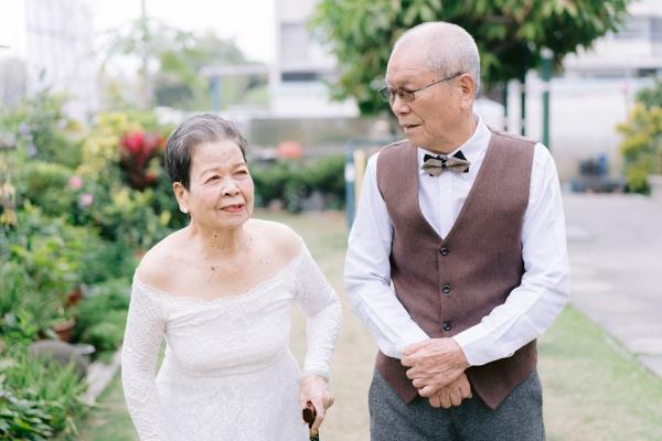 80歲拍婚紗！中年後，幫自己的家留下一張「創意全家福」