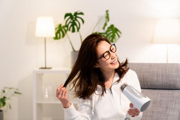 怎麼吹頭髮，看起來更年輕？日本髮型師：加點手部技巧，是否有型就差很多