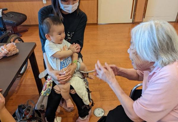 每天上班1小時，只要負責可愛就好！日本安養院招募寶寶職員，和嬰兒玩可降低老後失智、憂鬱風險
