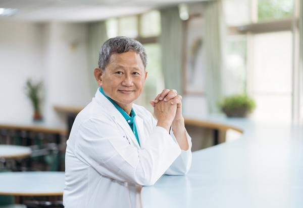 陪超過3萬名病人走過臨終！台灣安寧療護之父賴允亮：苦是一張包裝紙，裡面包著甜美的禮物