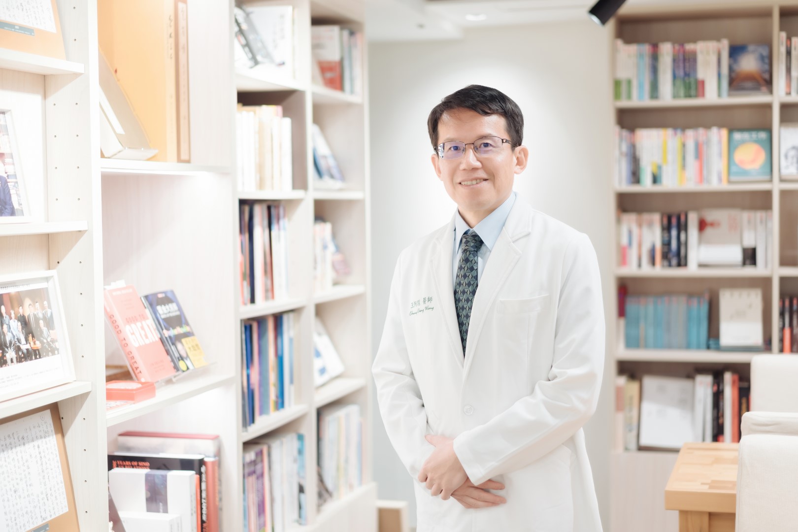 恩主公醫院副院長王炯珵提醒，男性若感覺自己的排尿時間比其他人更長，或者是經常一個晚上起床排尿超過2次，建議盡快就診檢查。