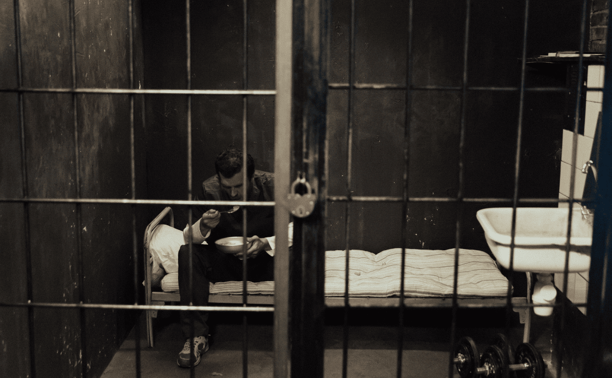 為何嚴刑峻法不一定能減少犯罪？《善惡》：從酷刑到人性化司法，懲罰制度的千年轉變