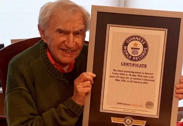 98歲仍在幫病人看病！金氏世界紀錄最高齡醫師塔克：6個健康到100歲的秘訣，每個人都做得到