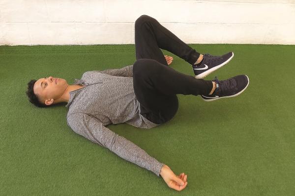 久坐易患慢性病！筋膜治療師：每天「躺著」深蹲2分鐘改善