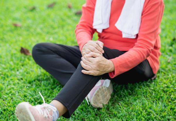 膝蓋有卡卡的聲音？軟骨損傷不可逆，坐在椅子上1個動作檢測