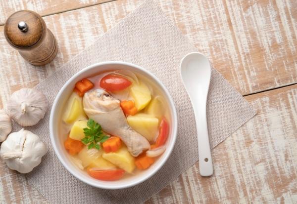 雞精、滴雞精、雞湯營養有何不同？身體虛、術後、補充蛋白質該選哪一種？