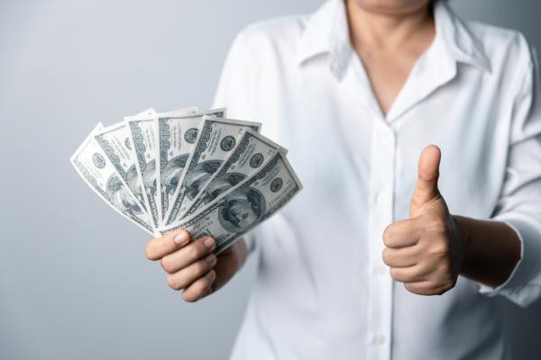 股票何時買進、何時賣出？美投資專家：別執著高點變現！3個指標學定價，用理性才能真賺錢