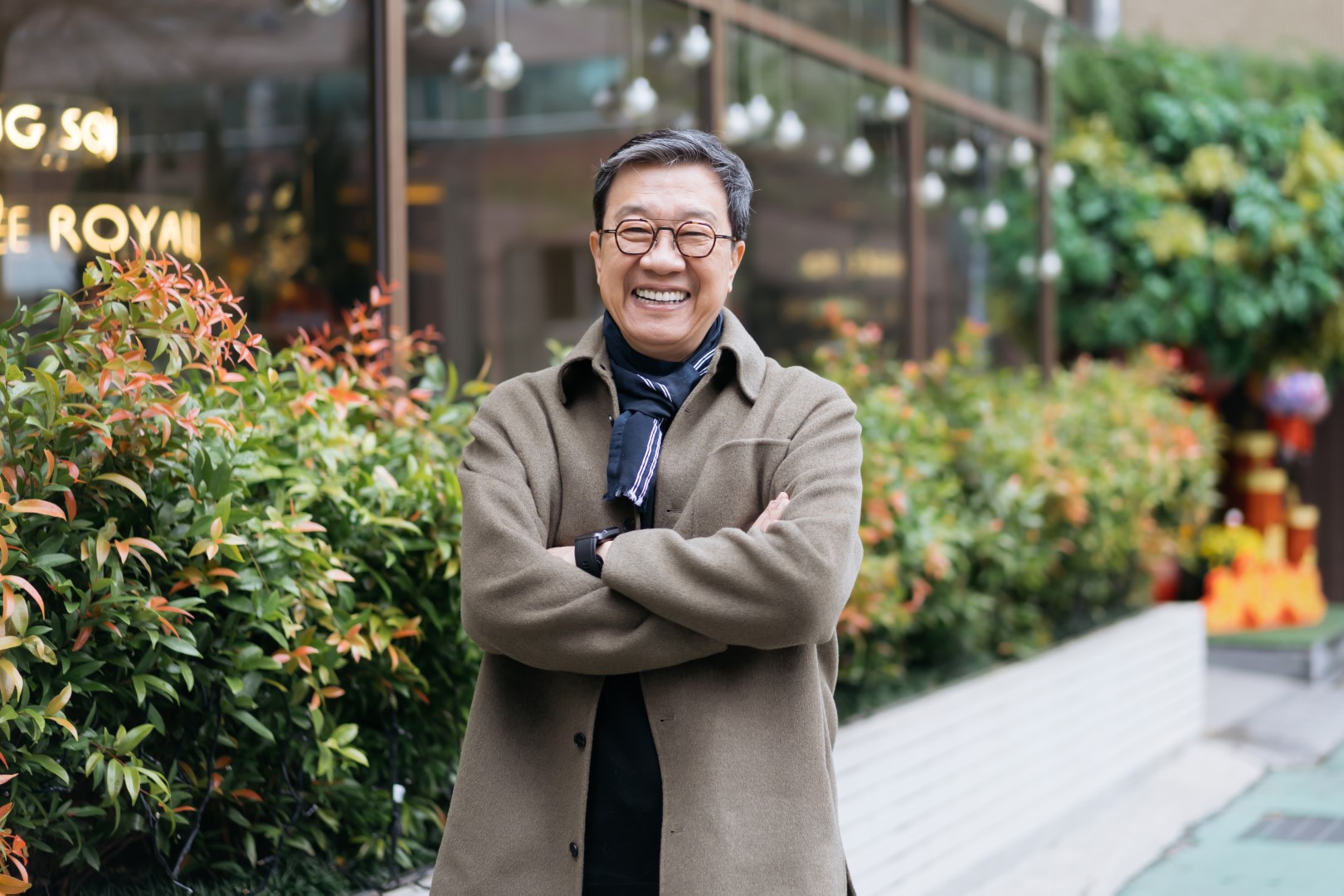 從小就熱愛說話、表演的曹啟泰，長大後也將這種天賦特質延續到主持生涯。在人生低潮的那些年裡，是主持工作讓他短暫忘卻財務壓力，在笑聲裡找到喘息的空間。