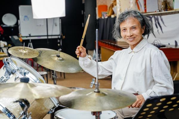 71歲楊寶秀：罹癌後反而成為搖滾鼓手，因為「快樂啊」！