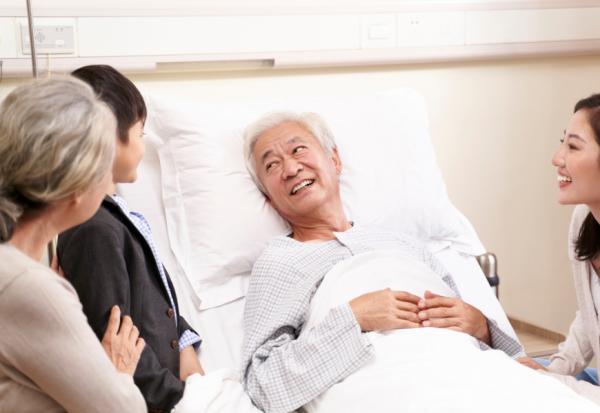 70歲以上麻醉風險增！醫師解答：高齡病患手術7大常見疑問