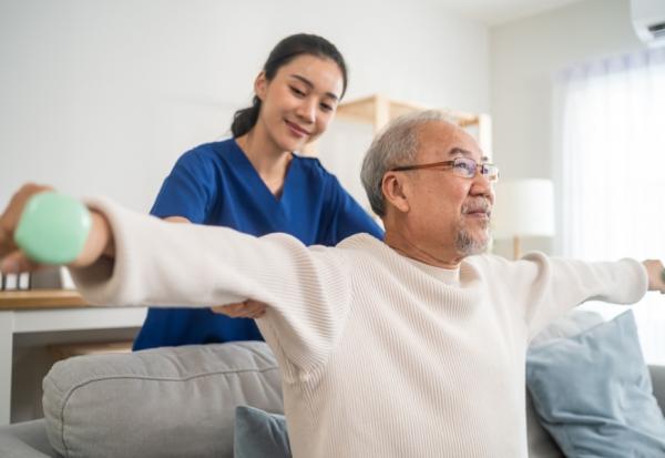 老年人運動有什麼好處？9種老人運動推薦、風險與注意事項