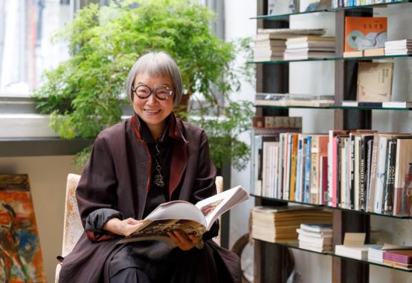 不染髮、不化妝，68歲的氣質美！設計師洪麗芬：時間的痕跡，就是文化的累積