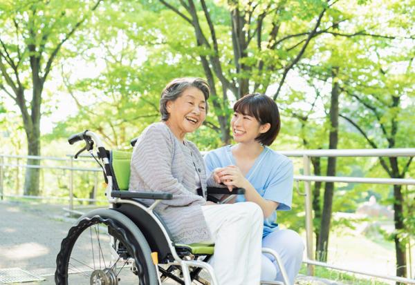 陳乃菁專欄｜高齡母親嫉妒看護、不讓看護進門，並非只因為失智！愛的難題怎麼解？