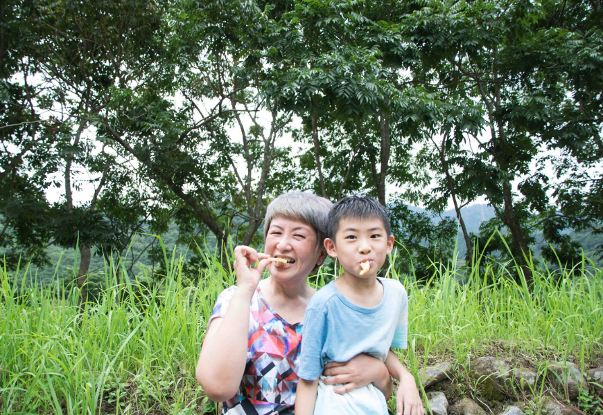 51歲就當阿嬤，最愛帶著孫子去旅行！潘世芬：自己放鬆心情，也累積愛的回憶