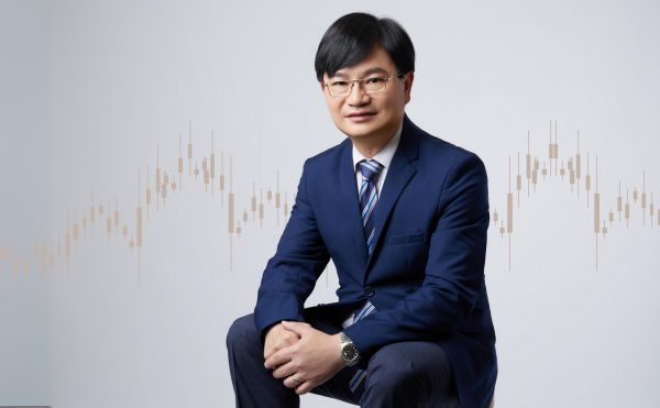 台股高點到了嗎？財經專家周冠男破解投資決策的「錨定效應」｜《長期買進》