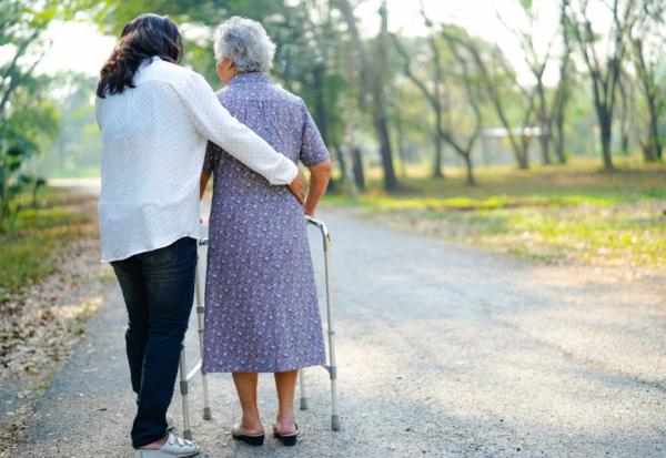 103歲老母財產贈與子女後，扶養費卻沒人付！如何要求或追回財產？