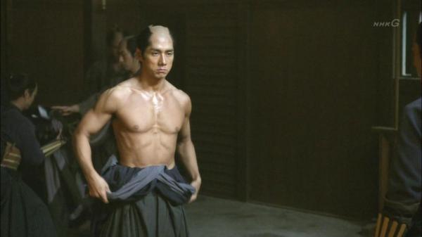 如何穿衣顯瘦，脫衣有肉？50歲西島秀俊：減鹽瘦身法，同時消水腫