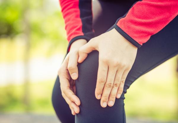 膝蓋痛不一定是退化性關節炎，可能是痛風！不敢走樓梯更嚴重，3種神經運動緩解疼痛