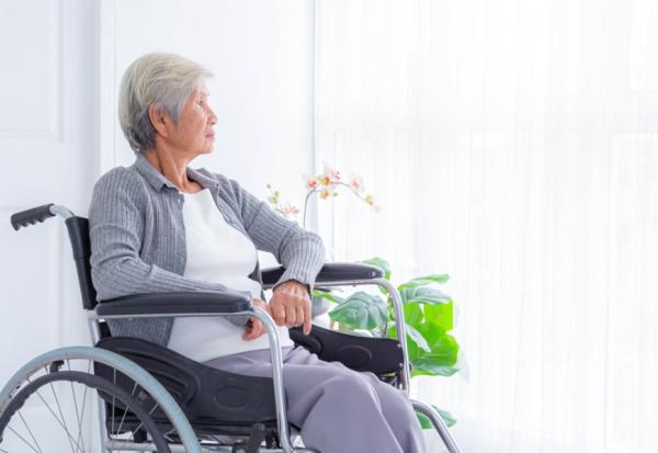 照顧失智母20年，喪禮上卻遭手足追討500萬！大師兄：照顧者別管他人言語，問心無愧就好