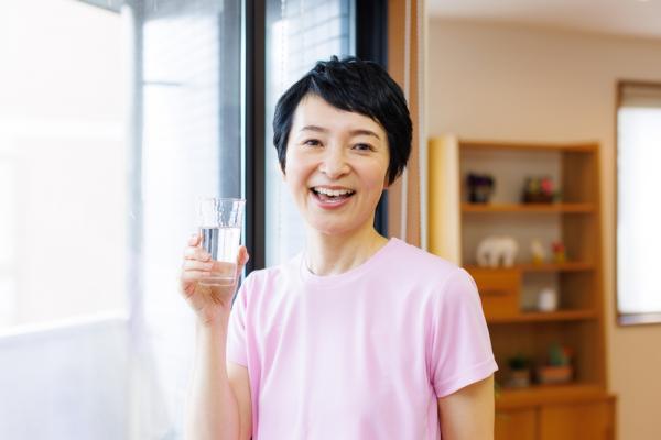 說話易感疲勞，嗓音沙啞、顫抖，可能是聲帶老化了！熟齡必知6個護嗓技巧，守住好聲音