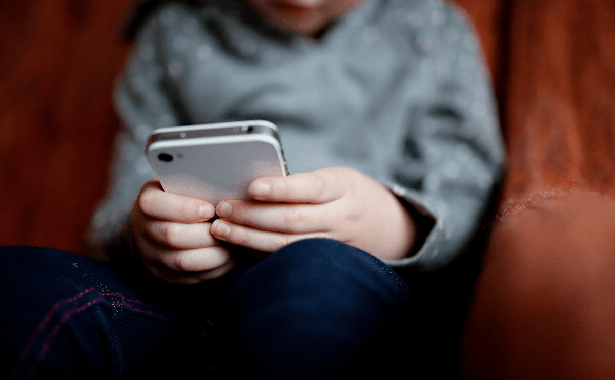 小孩幾歲能有手機？綠君麻麻的3C守則：高中才給！｜《當媽這堂課：綠君麻麻的親子練習筆記》