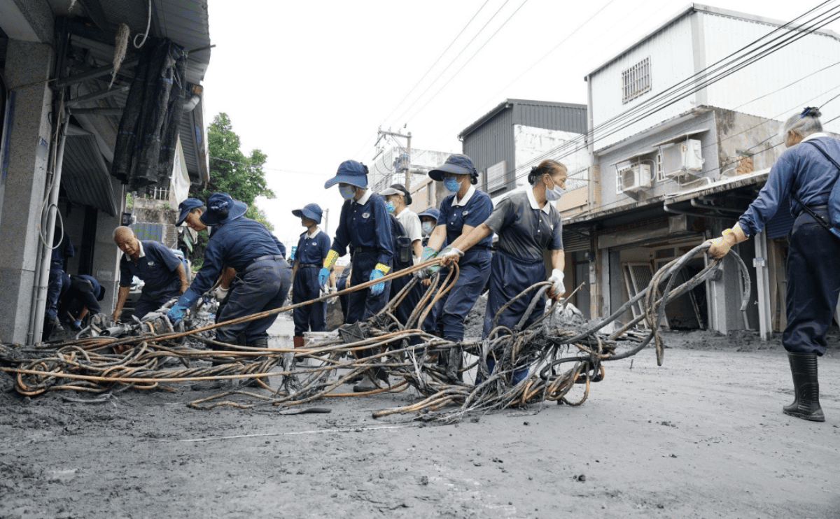 慈濟證嚴法師：只要路會通、是平安的路，我們就去看看！行動廚房與醫療站迅速進駐，高效救災的背後故事《行願一甲子》