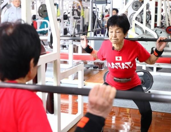 82歲獲得世界冠軍！90歲日本臥推選手的健康法：一日兩餐不外食、早餐吃牛肉