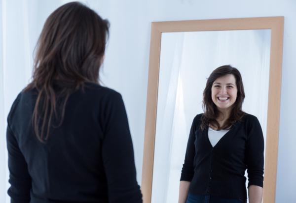 退休後容光煥發的秘訣！日本禪師：每早照鏡子，觀察3重點維持身心健康