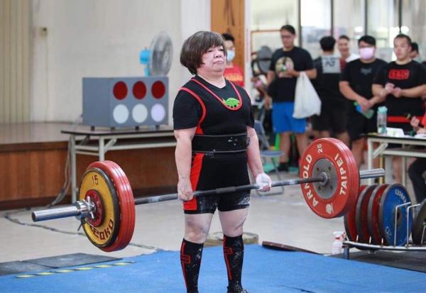 58歲練健力，3年成為「熟齡版」郭婞淳！李彩薇：靠重訓擺脫高血壓和頭痛，收穫肌肉和4面金牌