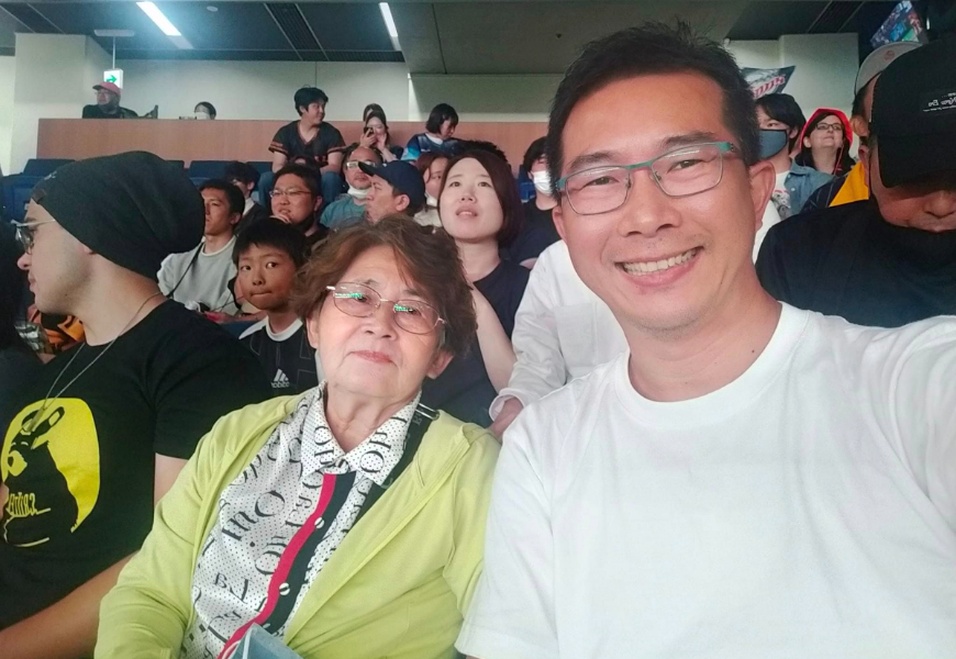 步行數據取代早安圖，75歲媽初跑馬拉松就分組冠軍！當父母年老腦袋僵化了，如何陪他重啟人生的更多第一次？