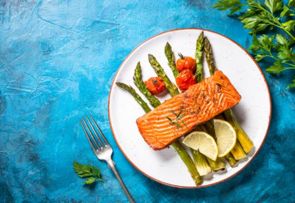 怎麼吃能保養膝蓋、關節？骨科醫師推薦4大類食物，修復筋骨、減少發炎