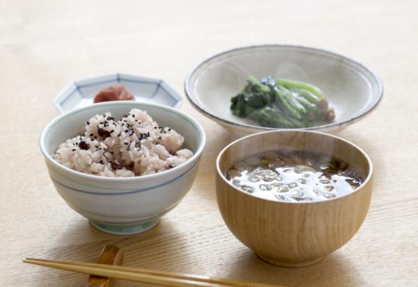 飯吃得對，可降膽固醇、防大腸癌！燕麥、糙米、黑米、十穀米，營養成分差在哪？