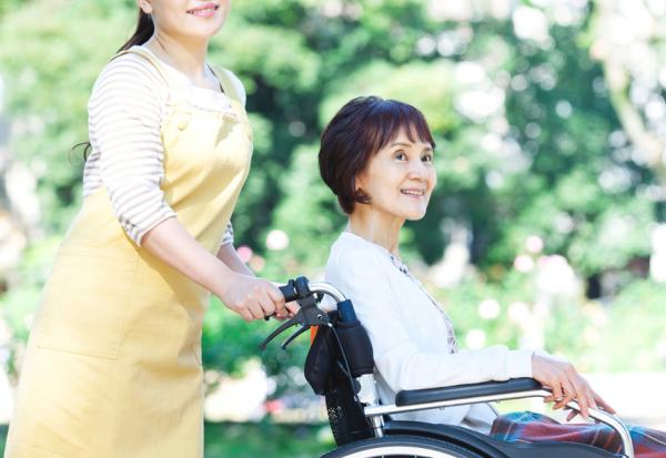 陳乃菁專欄｜把爸媽送到安養院，就是不孝嗎？4個指標，長輩過得好就是孝順