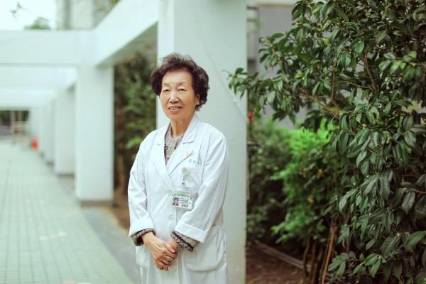 88歲每週仍看三次診！台灣癌症之母彭汪嘉康：保持忙碌，反而會更健康