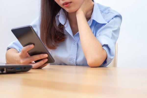 低頭60度等於頸椎負重30公斤！過度使用3C易有「手機頸」，3個動作改善不適