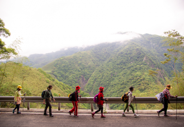 家人好友同行，71歲完成45公里北橫健走！挑戰者：營養與體力必備，有陪伴更加分