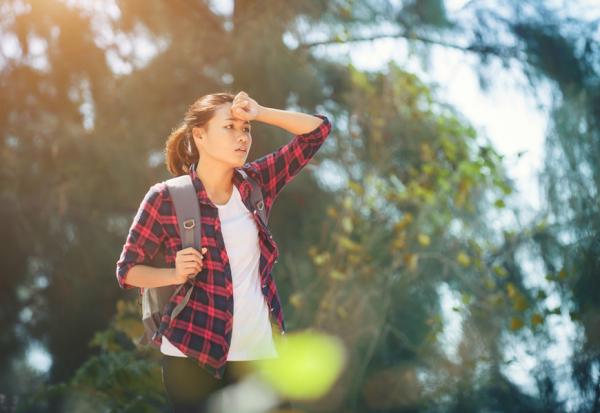 中暑體溫持續過高，有致命危險！朱柏齡醫師：夏天隨身帶2救命小物，救護車來前先降溫