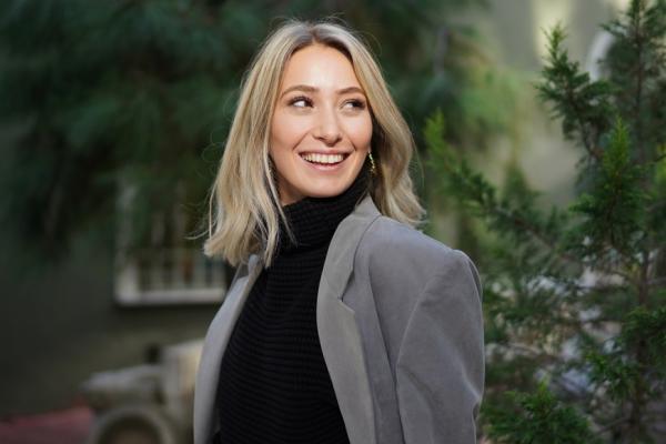 如何讓衣物減量，卻穿得高雅？日專家：善用灰色毛衣與外套，冬衣只要11件就夠