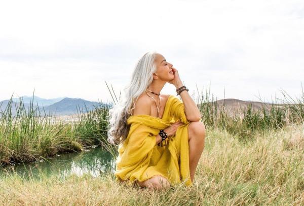 60歲接泳裝代言！銀髮超模Yazemeenah的保養法：休息，比什麼都重要