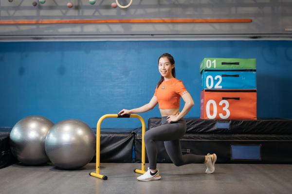 60歲，從常跌倒進步到單腳站立也很穩！珍珍教練：6個動作在家練