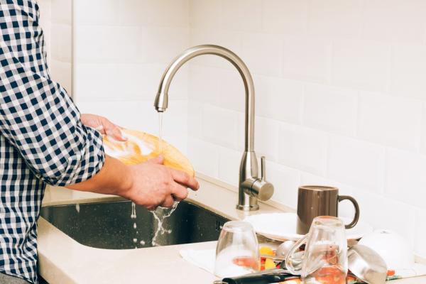 退休後，男人更需要在家找到成就感！董事長洗碗、作家洗衣，這些小事竟成為幸福關鍵？