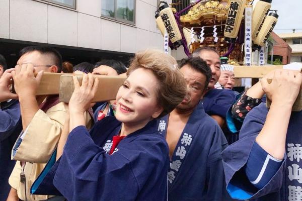 跳傘、衝浪、鋼管舞都試！79歲黛薇夫人：每天有10件事開心，要死還沒空呢