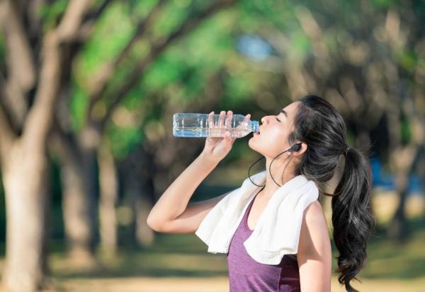 水喝不夠易跌倒，還會增加猝死風險！醫師：3件事防止爬山、跑步猝死