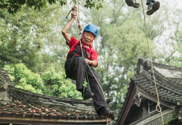 94歲爺爺能攀岩，全家一起練習老後不臥床！小島治療所：什麼是給長者的「冒險旅遊」？
