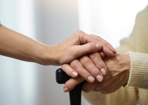 照顧父母還是繼續工作？精神科醫師教你：用每天不到5次的機會，避免人生最大遺憾