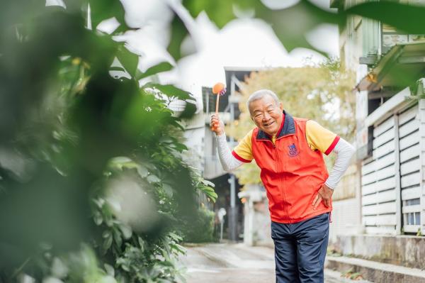 每天讀英文報、為太太做飯！80歲導遊張明石：好奇心勝過面子，凡事「不要臉」問到會，就好快樂