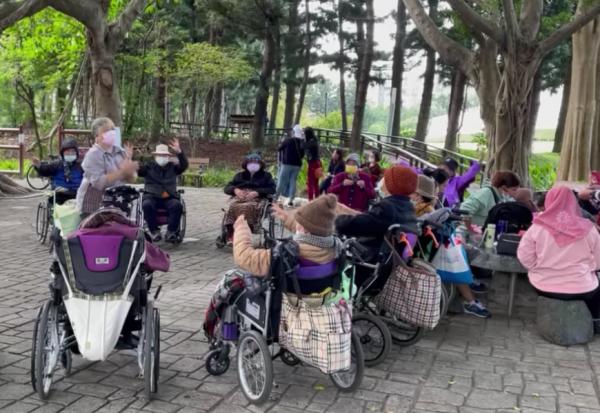 70歲大姐一個人的溫暖力量！公園放風時刻，她如何讓外傭、輪椅老人與照顧者都開心？