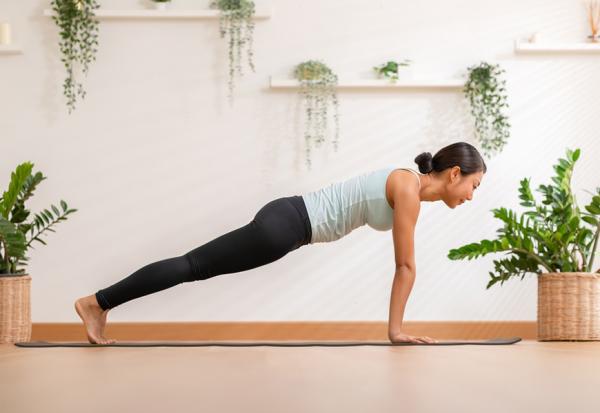 照護線上｜想矯正駝背、改善身體緊繃？每天一動作鍛鍊核心與背肌，14天後體態變年輕