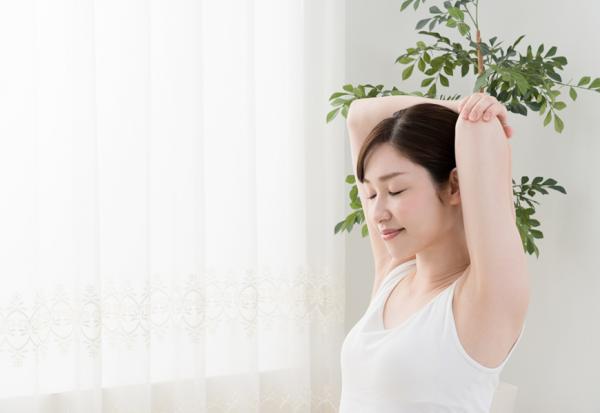 55%人有肩頸僵硬、痠痛困擾！後頸緊繃原因為何？脖子僵硬可以做哪些動作緩解？